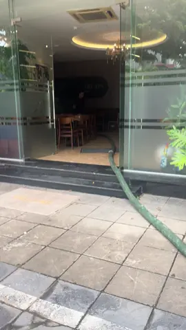 Sau 2 ngày mưa đâu đó vẫn có người cần đến mình.  #moitruongxanh #thongtaccong #thongboncau #hutbephot #thongtacchaurua 