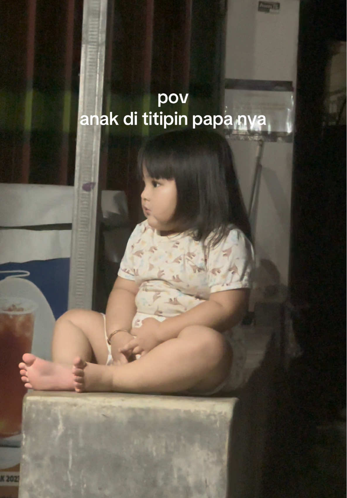 di ajak turun mobil sm papa nya jajan roti bakar, di taro lah Yayoy disitu papa nya lg bayar 😭 udh shik shak shok mamak ya allah dah ah😭👋🏻 #fyp 