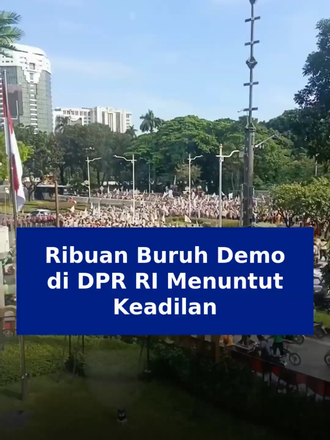 Ribuan buruh dari berbagai organisasi di Jabodetabek hari ini menggelar aksi demo besar-besaran di depan Gedung DPR RI, Senayan, Jakarta. Aksi massa yang diprakarsai oleh Partai Buruh bersama Konfederasi Serikat Pekerja Indonesia (KSPI) ini berlangsung damai dan tertib dengan sekitar 10.000 peserta yang hadir menyampaikan aspirasinya. Tuntutan utama para buruh dalam demo ini mencakup penghapusan sistem outsourcing yang selama ini dinilai merugikan pekerja, penolakan upah rendah yang tidak sesuai kebutuhan hidup layak, serta penghentian praktik pemutusan hubungan kerja (PHK) yang dianggap tidak adil. Selain itu, mereka menuntut kenaikan upah minimum 2026 sebesar sekitar 10,5 persen, reformasi perpajakan yang lebih berpihak kepada pekerja, serta pengesahan sejumlah Rancangan Undang-Undang (RUU) terkait ketenagakerjaan dan perampasan aset yang dianggap merugikan masyarakat pekerja. Demo ini juga berlangsung serentak di berbagai daerah di Indonesia, menunjukkan isu ketenagakerjaan sebagai perhatian nasional. Pihak kepolisian mengantisipasi dengan penyekatan di beberapa titik akses menuju Jakarta, dan DPR RI mengimbau pegawainya bekerja dari rumah hari ini untuk mengantisipasi kepadatan sekitar lokasi demo. Massa mulai berdatangan sejak pagi dan situasi dilaporkan kondusif tanpa gangguan keamanan berarti, dengan polisi mengimbau masyarakat tidak melakukan siaran langsung demi menjaga ketertiban selama demo berlangsung. Demo buruh 28 Agustus 2025 ini menjadi momentum penting bagi pekerja untuk menyuarakan hak dan aspirasi demi terciptanya kebijakan ketenagakerjaan yang lebih berpihak pada kesejahteraan dan perlindungan hak pekerja di Indonesia. #Buruh #Demo #HakKeadilan