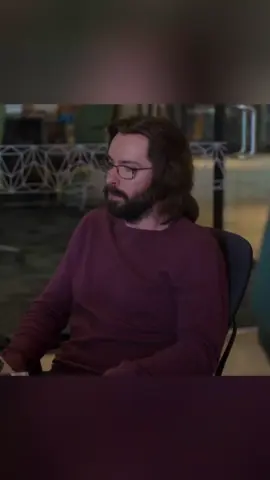 Берtram Gilfoyle — системный администратор и архитектор сети в стартапе Pied Piper. Родом из Канады, он циничный, саркастичный и очень умный айтишник. Характер Мастер пассивной агрессии и тёмного юмора. Любит троллить коллег, особенно Динеша, с которым у него бесконечные подколы. Увлекается сатанизмом (или, как минимум, активно его имитирует ради шутки). Практически всегда выглядит спокойным и невозмутимым, даже когда всё рушится. Роль в команде Отвечает за серверы, инфраструктуру и безопасность Pied Piper. Его навыки не раз спасали компанию из критических ситуаций. Несмотря на постоянное нытьё и сарказм, он — один из самых надёжных и компетентных людей в стартапе. Взаимоотношения С Динешем — вечно спорит и высмеивает, но на самом деле они хорошие друзья. С Ричардом — уважает его интеллект, но не упускает шанса показать недостатки. С Джаредом — относится как к странному, но полезному персонажу. Гилфойл стал любимцем фанатов именно за сочетание «злого гения», сарказма и уникального чувства юмора. #кремниеваядолина #сериал #приколы #юмор #кино 