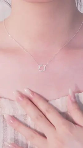 D0398 - Dây chuyền mặt tròn thân uốn đính đá. Nhẹ nhàng uốn lượn, lấp lánh dịu dàng nàng nào diện cũng auto xinh✨ #daychuyenbactlee #lactaybactlee #trangsuc #khuyentaibactlee #tleejewelry 