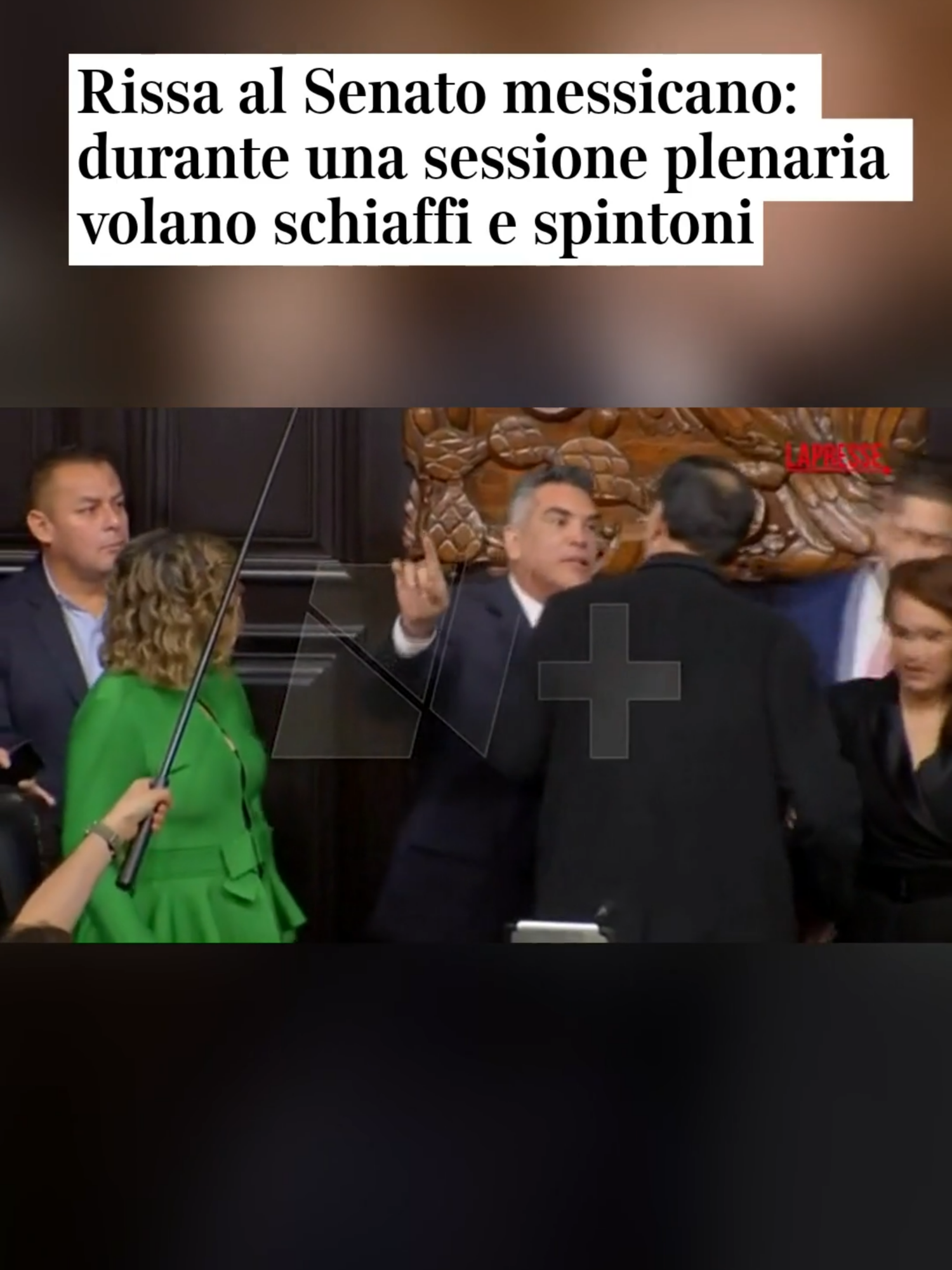 Durante una sessione plenaria a Città del Messico è scoppiata una rissa tra senatori messicani. Alejandro «Alito» Moreno Cárdenas, leader del Partito Rivoluzionario Istituzionale (PRI), e Gerardo Fernández Noroña, presidente del Senato e membro del partito Morena, si sono spintonati a vicenda, come mostrato dalle riprese trasmesse da N+. La tensione è scoppiata quando Moreno si è avvicinato a Noroña per lamentarsi di non aver ricevuto la parola dopo l’inno nazionale. Dopo i tafferugli, Moreno ha pubblicato un video su X accusando Noroña di aver iniziato l'aggressione, mentre quest’ultimo ha annunciato che lui e il partito Morena presenteranno denunce per danni. Il contesto politico è particolarmente teso in Messico da quando il Senato ha approvato una controversa riforma costituzionale per rendere elettivi tutti i giudici, suscitando timori di politicizzazione della giustizia. Il 1° settembre 2025 entreranno in carica 881 giudici eletti, rinnovando completamente la Corte Suprema, che sarà composta da cinque donne e quattro uomini. 👉 Video disponibile anche sul sito del Corriere #messico #senato #rissa #corrieredellasera #notiziedelgiorno #video #esteri