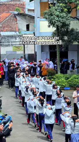 Murid SMP di Bandung berlari dan berkumpul dilapangan, ada apa ? 😱 Jadi gini barudak, BPBD Kota Bandung melaksanakan kegiatan simulasi Gempa di SMPN 1 Kota Bandung, Kamis (28/8/2025) pagi. .. Kegiatan tersebut dihadiri langsung oleh Wakil Wali Kota Bandung Kang Erwin. Menurutnya, langkah ini penting karena secara geologis Kota Bandung berada dalam siklus ulang potensi gempa. .. Simulasi ini merupakan kolaborasi antara Badan Penanggulangan Bencana Daerah (BPBD) Kota Bandung, Dinas Pendidikan (Disdik), Dinas Komunikasi dan Informatika (Diskomimfo), Perumda Tirtawening serta perusahaan outdoor Eiger. Kegiatan juga, didukung oleh Pewarta Balai Kota Bandung (PBB). .. #ibk2025 #bandung #infobandungkota #ibkmedia