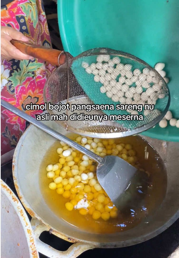 Cimol Bojot nu bu entik 😍  terakhir kesini pas kuliah padahal dekat dirumah    #cimolbojot #cimol #rekomendasi #rekomendasi #jajanangarut 