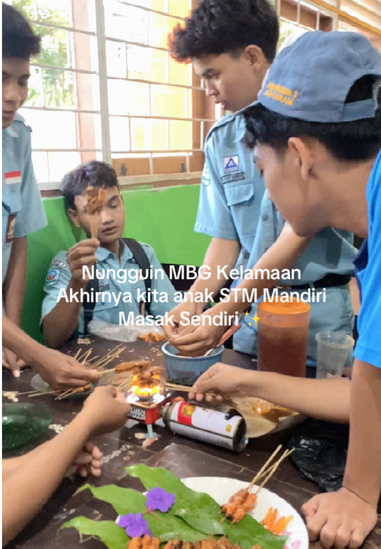Makan Bergizinya Bikin Sendiri. Mandiri, masak sendiri 😂👌 #Makananbergizi #STM #SMK #MBG #makanbergizigratis #Core #Masak #Mukbang #Masakdikelas  