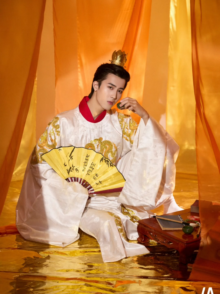 Chụp #vietphuc  cho nam với trang phục bạch bào thời Lê Makeup @Hồ Tuệ  ------- Kênh chụp hình nữ @KLEE Photography & Academy  Kênh chụp đôi @KLEE Couple Photo  #kleestudiovn #hanoi #chupanhnamhanoi  #chupanhsinhnhat