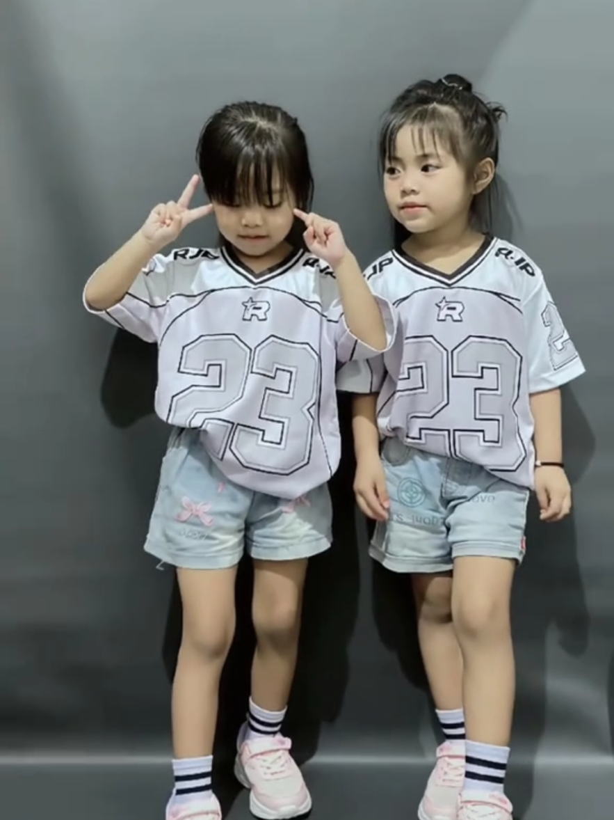 jersey secakep ini cuma 40ribuan???gass cekout bund💃 😍 #fyp #anakkembar #kaosjersey #jerseyanak #ootdanak 