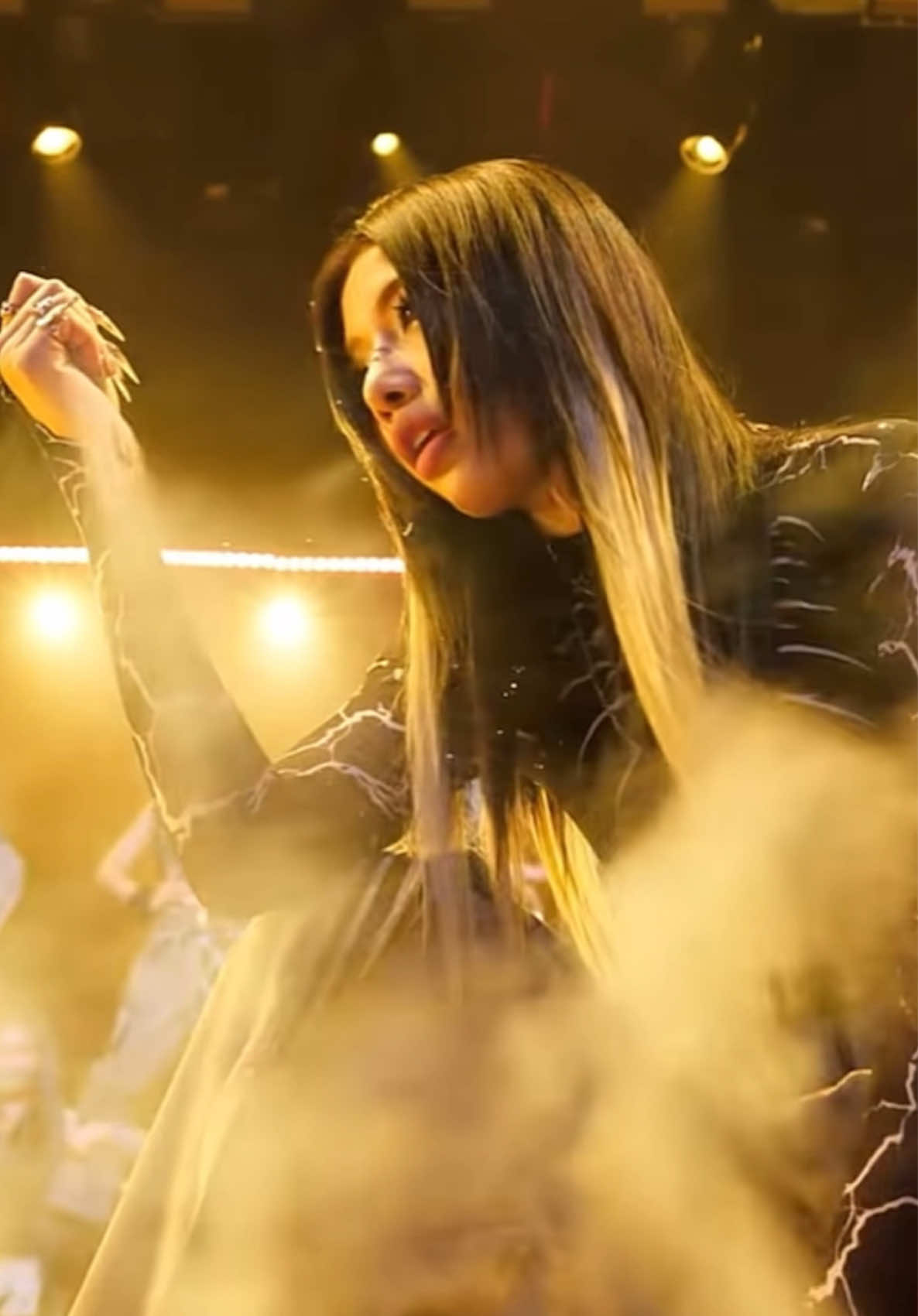 Life is like an hourglass. When you feel like time is running out. Turn it around! ⏳ #Hourglass #EmxinhLyHan #EmxinhSayHi #Emxinh #EXSH 