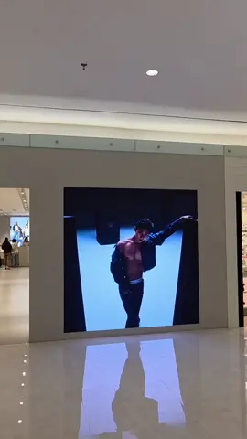 di tunjungan plaza photo ads gyu terpampang nyata berasa kayak mau dicegat klo di ciputra video ads gyu bikin makin gak mau lewat alias nontonin dari buka mall sampe tutup mah ayok 🤣 #mingyu #calvinklein 