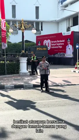 ✨ POLRESTABES SURABAYA – POLSEK TAMBAKSARI ✨ Kapolsek Tambaksari Kompol Eko Aprianto, S.I.K., M.H. bersama anggota Polsek Tambaksari dan BKO dari Sampang melaksanakan pengamanan unjuk rasa buruh di sekitar Jl. Tembaan, Surabaya. Pengamanan dilakukan guna menjaga situasi aman, tertib, dan kondusif saat massa buruh dari aliansi serikat pekerja melakukan pergerakan menuju Kantor Gubernur Jawa Timur. 🚔 Polsek Tambaksari berkomitmen hadir di tengah masyarakat, memastikan setiap kegiatan berjalan dengan lancar serta tetap menjaga keamanan dan ketertiban di wilayah hukum Polrestabes Surabaya. #PolrestabesSurabaya #tambaksari #surabaya#unjukrasa #buruh