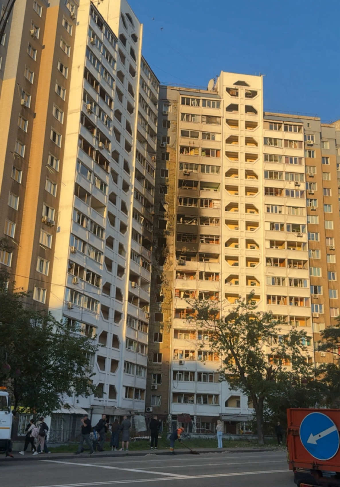 Цієї ночі трапилось влучання в будинок наших батьків 😣 Дуже страшну картину ми спостерігали вночі, адже з нашого вікна бачили пожежу і через обстріли навіть не могли прийти. На щастя ніхто з рідних не постраждав, всі живі 🤞🏻, здорові. Хоча так пощастило не всім 🥺😟. 🏡Квартира ціла, вибило лише вікна і потрощило вазони.  Зворушливо як всі люди згрупувались та оперативно почали прибирати підʼїзд💪🏻. Нас не зламати! Бережіть себе!