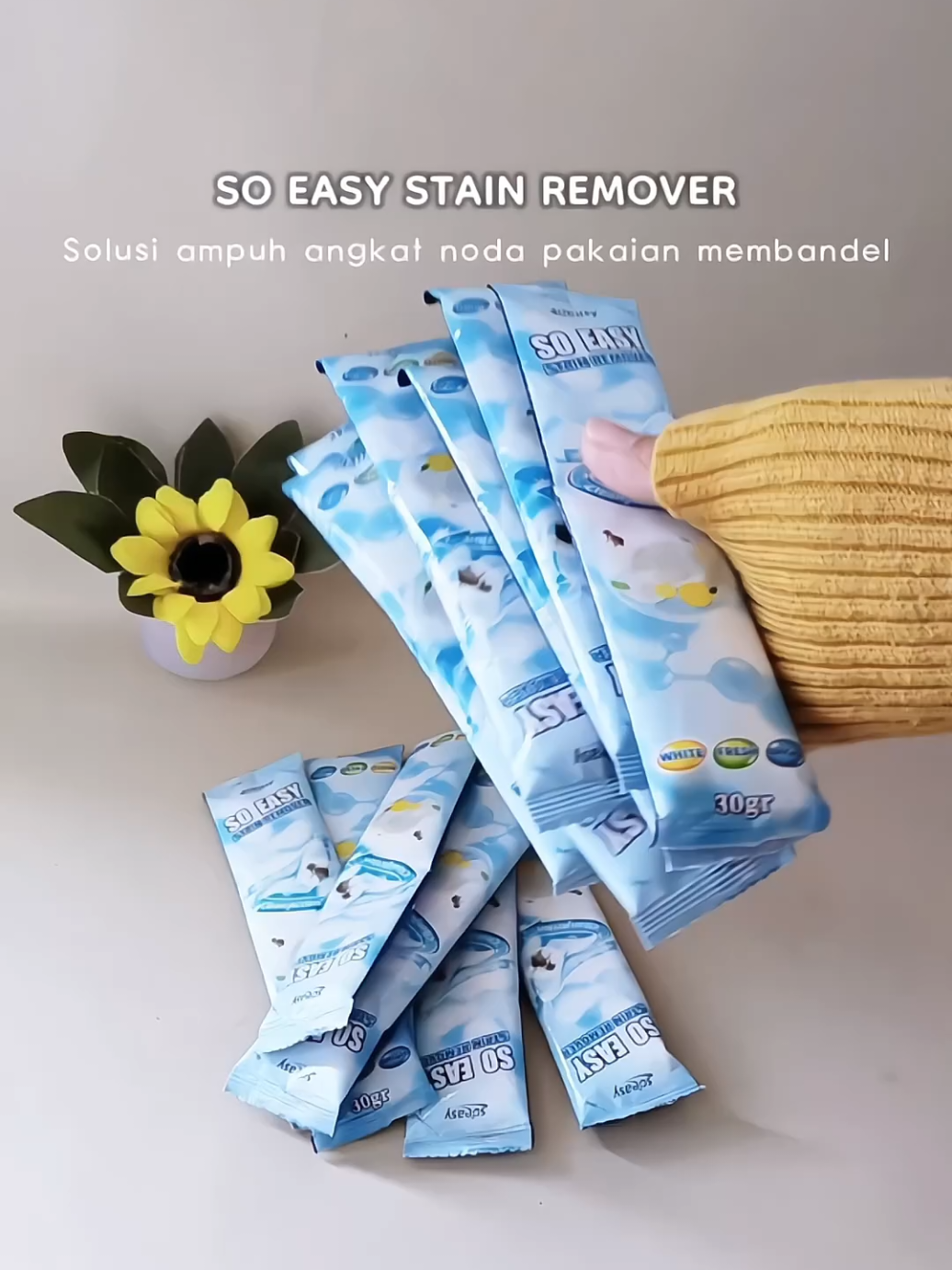 Ampuh bgt buat ngangkat kotoran yg membandel pada pakaian 👊 #stainremover #soeasy #pembersihpakaian #fyp 