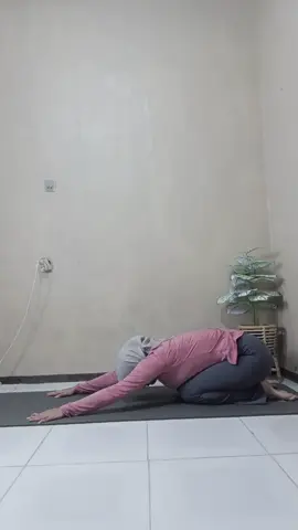 Child’s Pose (Balasana) bukan cuma istirahat, tapi juga bantu redakan sakit punggung, lancarkan pencernaan, dan perbaiki postur 🌿💆‍♀️ This sound is from shvasa.yoga's video. #olahraganyaman #yoga #bajuolahraga #yogaforbeginners #selflove 