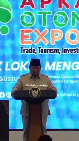 *Prabowo: Efisiensi Anggaran Jangan Diartikan Potong Transfer Daerah* Tangerang - Presiden RI Prabowo Subianto menegaskan kepada para pemerintah kabupaten agar jangan mengartikan efisiensi APBN sama dengan pemotongan dana transfer daerah. Ia menyatakan efisiensi anggaran yang dilakukan pemerintah pusat akan dialokasikan lagi ke kabupaten seluruh Indonesia dalam bentuk program seperti revitalisasi sekolah, Makan Bergizi Gratis (MBG), dan lain-lain. “Efisiensi jangan diartikan potong transfer daerah. Ada yang langsung dan ada yang tidak langsung. Contohnya MBG adanya di desa-desa, MBG ada di kabupaten-kabupaten. Yang kita turunkan ke daerah-daerah itu 1 tahun ini Rp171 triliun, yang akan masuk ke desa-desa tahun depan kita anggarkan Rp335 triliun, itu masuk ke semua desa,” ujar Prabowo saat membuka pameran Asosiasi Pemerintah Kabupaten Seluruh Indonesia (APKASI) Otonomi Expo 2025 di ICE BSD City, Tangerang, Banten, Kamis (28/8).  Prabowo menjelaskan hingga Agustus 2025 ini, jumlah penerima manfaat MBG telah mencapai 23 juta orang yang terdiri dari para pelajar dan ibu hamil. Bertalian dengan itu, sudah ada lebih dari 6.600 dapur penyedia MBG di berbagai titik Tanah Air, sehingga membuka lapangan pekerja yang luas bagi warga setempat. “Jadi saudara-saudara, kita maju terus secara real, setiap hari terus meningkat sampai di ujungnya Desember 82,9 juta penerima manfaat. Semua anak-anak Indonesia, termasuk ibu-ibu yang sedang hamil, saya kira ini salah satu program yang sekarang ini dilirik seluruh dunia,” katanya. Menurut Presiden, MBG merupakan wujud kehadiran negara bagi anak-anak Indonesia, terutama di desa-desa yang masih banyak warga kurang mampu. Prabowo menegaskan pemerintah bakal sebisa mungkin menjangkau daerah terpencil agar manfaat MBG bisa dirasakan semua anak Indonesia. “Mereka akan kita urus, mereka akan kita bela, karena mereka anak Indonesia, tanggung jawab Republik Indonesia. Tidak boleh ada anak Indonesia yang berangkat ke sekolah tidak makan yang baik, minimal dia makan di sekolah makan yang baik,” ucap Prabowo. “Kemampuan kita baru bisa beri makan satu kali, tapi itu sudah prestasi luar biasa di Republik kita. Sudah ada yang mengajukan, ‘Pak kalau bisa di tempat kami dua kali’. APBN bisa jebol, tapi dari mana itu? Dari efisiensi,” tegasnya. #prabowo #presidenprabowo 