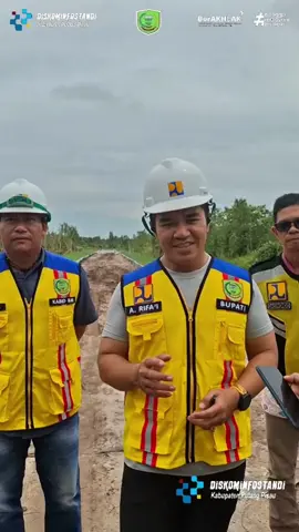 Bupati Pulang Pisau Kalimantan Tengah, H. Ahmad Rifa’i, Kamis (28/08/2025) meninjau pembangunan / rekonstruksi jalan menuju Badan Latihan Kerja (BLK) yang terletak di Rey 7 Desa Mentaren II. Dikatakan Bupati, jalan tersebut merupakan akses ke gedung BLK dan juga ke Sekolah Rakyat yang akan dibangun. Dalam peninjauan tersebut, Bupati didampingi Kabid Bina Marga Dinas PUPR Kabupaten Pulang Pisau, I Gusti Putu Donna.