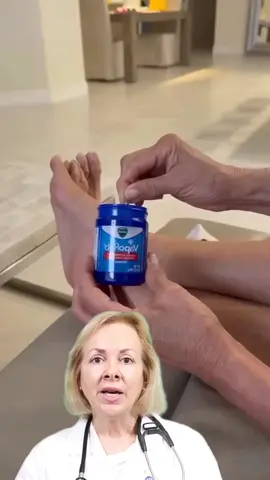 Vicks vapor rub helps with achy, arthritic and painful feet. #vicks #footpain #feet #tricks #tips 