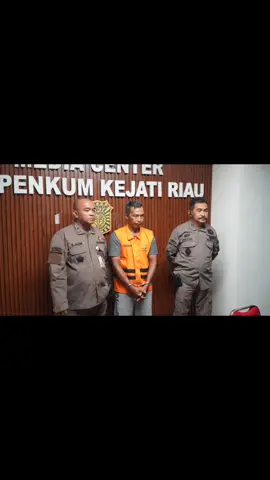 Tim Tabur Kejati Riau Berhasil Mengamankan DPO Edi Setiawan Dalam Perkara Korupsi Dibiayai Oleh APBDes Tahun 2015. Pekanbaru,tvarnews.com-+Kejaksaan Tinggi (Kejati) Riau berhasil mengamankan seorang buronan kasus tindak pidana korupsi dana desa, Edi Setiawan (48). Tersangka diamankan setelah masuk dalam daftar pencarian orang (DPO) sejak beberapa tahun lalu. Pelaksana Tugas (Plt) Kepala Kejati Riau, Dedie Try Hariyadi, mengungkapkan bahwa kasus yang menjerat Edi Setiawan bermula dari pembangunan jembatan di Desa Beringin Jaya, Kecamatan Kuantan Singingi, Kabupaten Kuantan Singingi (Kuansing), pada tahun 2015. Proyek itu dibiayai dari Anggaran Pendapatan dan Belanja Desa (APBDes) sebesar Rp285 juta serta kegiatan RPJMDes Rp7,5 juta. Selain itu, terdapat tambahan pinjaman dana dari pihak ketiga, yakni PT SAR, sebesar Rp100 juta. 