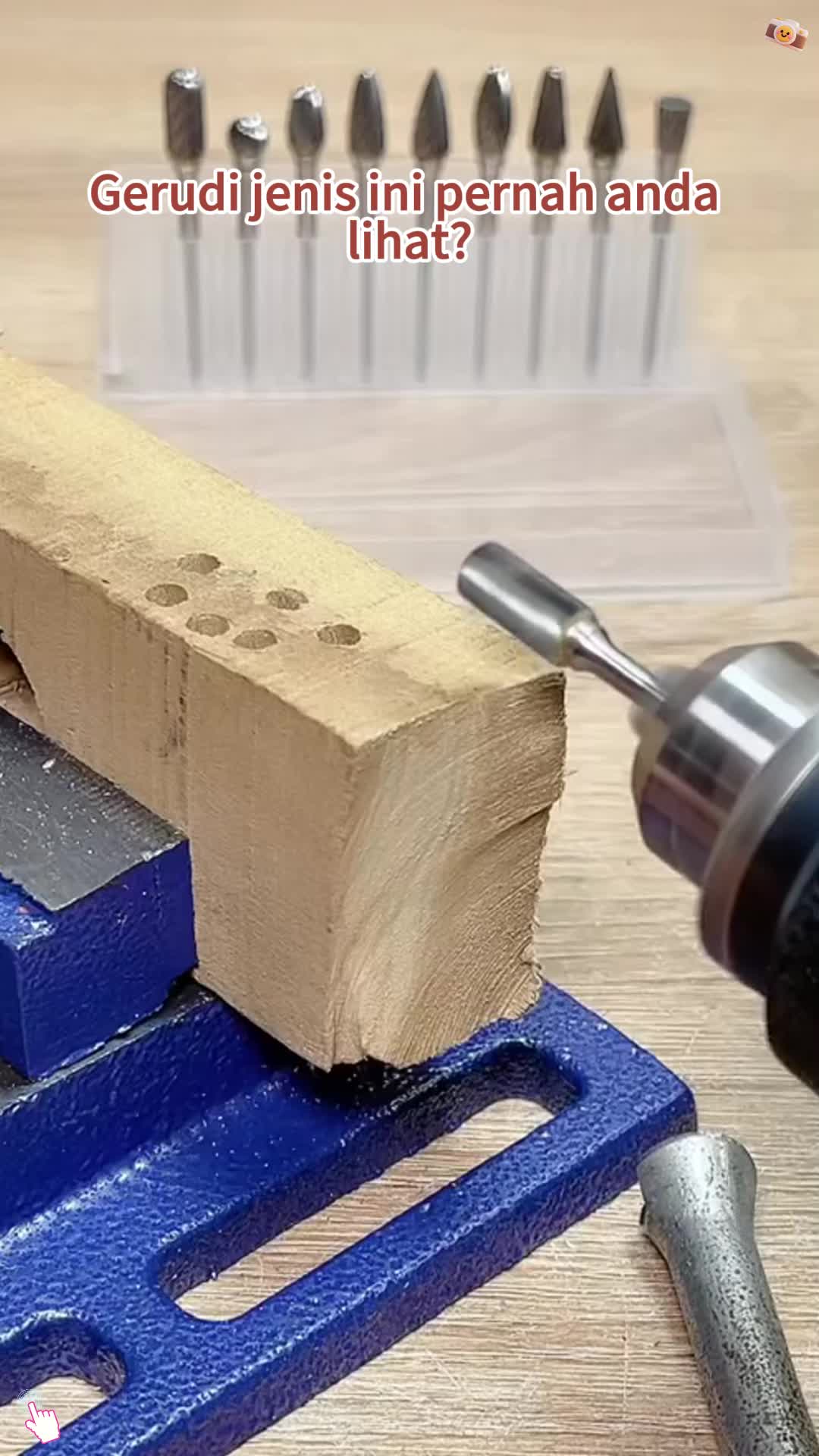 Gosokan halus, permukaan kayu lebih licin! 