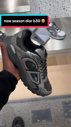 what do yall think of these colourways!! #graftingarms #luxuryshopping #personalshopper #ukstreetwear #b30 