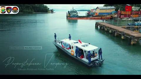 Satuan Polairud Polres Fakfak terus hadir membawa pelayanan terbaik bagi masyarakat pesisir. Melalui Perpustakaan Terapung, anak-anak diajak untuk gemar membaca, menambah ilmu, dan membangun cita-cita di atas laut biru Fakfak. Kegiatan yang dipimpin langsung oleh Kasat Polairud IPTU Yansi Raib Amir, S.H bersama personel Polairud ini berlangsung aman, lancar, serta penuh semangat kebersamaan. Semoga anak-anak kita tumbuh menjadi generasi cerdas, berkarakter, dan cinta tanah air. 🇮🇩✨ #PolriHadir #PolairudPeduli #PolresFakfak #PapuaBarat #PerpustakaanTerapung    