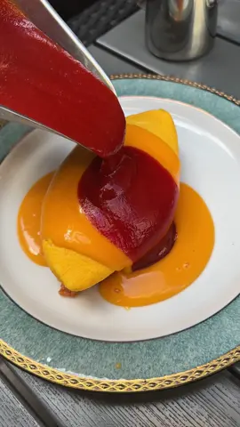 チーズをかけ流すチーズボムオムライス！ チーズボムオムライス 1980円 絶妙な火加減でとじたオムレツに濃厚なチーズソースをかけて、ケチャップで蓋をする新感覚オムライス！ 香ばしいケチャップライスと相性抜群で絶品でした😋 店名：Sweet Check 住所：東京都港区南青山3-18-5 最寄駅：表参道駅から徒歩3分 営業時間：11:00～20:00 定休日：不定休 #東京グルメ#Japanesefood#tiktokfood