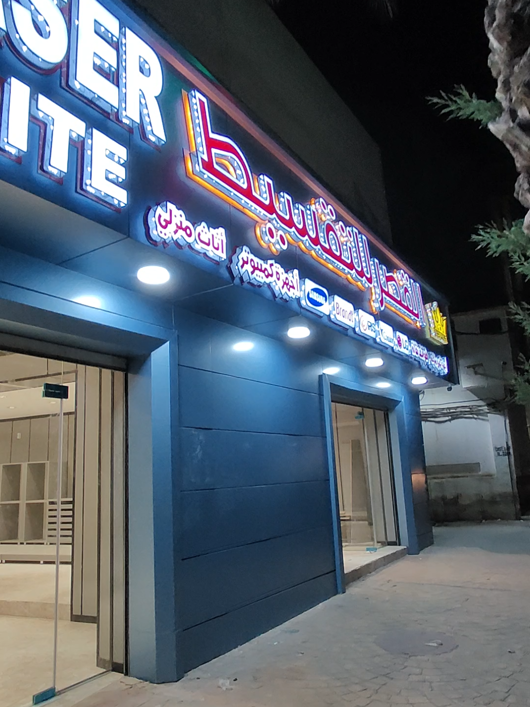 ✨ جديد من ورشتنا ✨ 📍 تصميم عصري يجمع بين الفخامة والبساطة. 📌 خزانة عرض بإضاءة داخلية وإطار ذهبي يضيف لمسة من الأناقة والترف، مع أبواب سفلية باللون الرمادي العصري لتخزين عملي وراقي. ✔️ تصميم مخصص حسب الطلب. ✔️ خامات عالية الجودة. ✔️ مثالية لمحلات الهواتف، العطور، الملابس أو حتى للاستعمال المنزلي. 💡 إذا كنت تبحث عن لمسة تميز محلك أو بيتك، فنحن هنا لنصنعها لك. 📲 اتصل بنا على: 0675275410 📍 وتابعنا على إنستغرام: @woodzelmekki #مطبخ #جملة #اثاث_منزلي #تجهيز #محلات