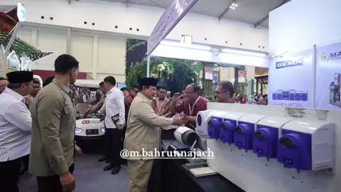 *Dari Kopi Sumba hingga Tenun Kapuas, UMKM Daerah Bangga Didukung Prabowo* Tangerang — Pelaku Usaha Mikro, Kecil, dan Menengah (UMKM) antusias menyambut kedatangan Presiden Prabowo Subianto yang meninjau stand-stand UMKM pada Apkasi Otonomi Expo 2025 di ICE BSD, Tangerang, Kamis (28/8). Tresya Avilaemalo, perwakilan UMKM dari Sumba Barat, mengaku bersyukur bisa diberangkatkan ke Jakarta untuk menjual produk unggulan daerahnya. Produk-produk tersebut meliputi kopi, teh, cokelat, kain tenun, dan lainnya. “Wah luar biasa ini, cukup terasa kami bisa diberangkatkan untuk datang ke kegiatan ini. Luar biasa sekali salah satu bentuk dukungan dari Pak Presiden,” ungkapnya. Tresya juga berharap suatu saat Prabowo dapat berkunjung langsung ke Sumba Barat untuk memberi dorongan lebih besar kepada para pelaku UMKM. “Kami punya mimpi kalau bisa Pak Presiden datang ke sana (Sumba Barat), sehingga UMKM-UMKM kami merasa terdorong. Di mana kami juga bisa mendukung program ketahanan pangan dari programnya Pak Prabowo,” ujarnya. Senada, Ferdinan Endarto, perwakilan UMKM dari Kabupaten Kapuas, Kalimantan Tengah, berharap kesempatan promosi produk UMKM ke depan semakin diperluas agar budaya dan hasil unggulan daerah lebih dikenal masyarakat. “Harapan kami ini memang bisa terus dilanjutkan, dengan tujuan utamanya mempromosikan produk-produk unggulan daerah, di mana setiap daerah punya perkumpulannya masing-masing,” tuturnya. Ferdinan juga menyatakan dukungan terhadap program Koperasi Merah Putih yang digagas Presiden Prabowo untuk memperkuat perekonomian, meningkatkan kesejahteraan, dan memajukan UMKM. “Kami juga sangat mendukung program Pak Presiden untuk mendukung UMKM, termasuk pendirian Koperasi Merah Putih, yang nantinya menjadi induk untuk mengelola dan mendampingi semua UMKM yang ada di sini, Kabupaten Kapuas, Kalimantan Tengah,” tambahnya. #prabowo #presidenprabowo 