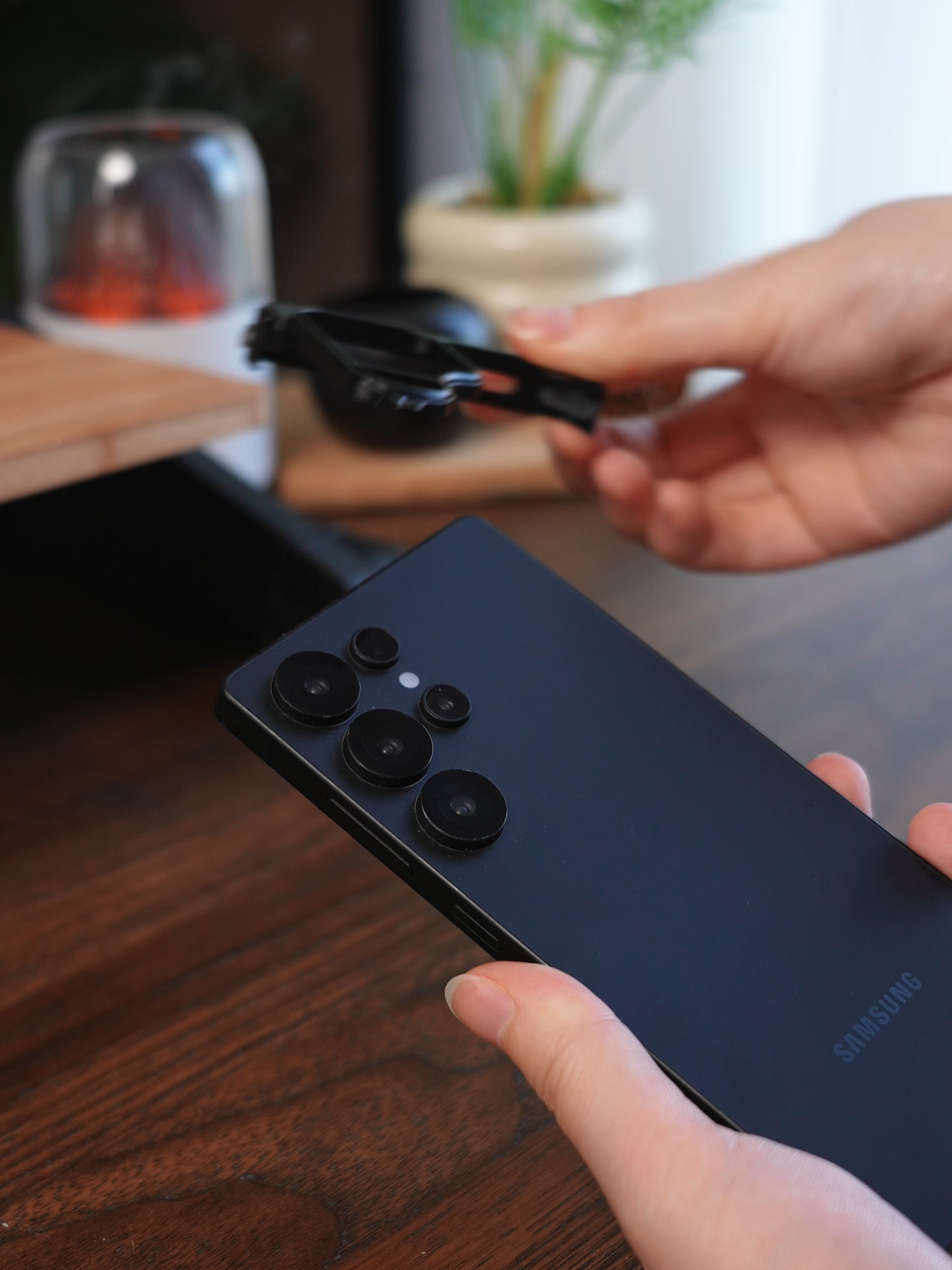 Collaboration between Metal and Wood #wholesale#phonecase #oatsbasf #foryou #fyp#tech #fyp #trend #metal #case#Samsungcase #samsungs25ultra#samsung#samsunggalaxy