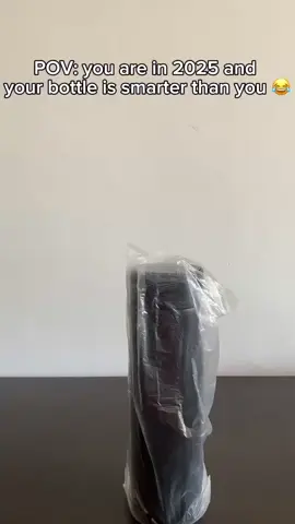 POV: It’s 2025 and even your bottle is smarter than you 🤯💧 #smartbottle  #futurelife #viralproduct #thermos #tiktokmademebuyit 