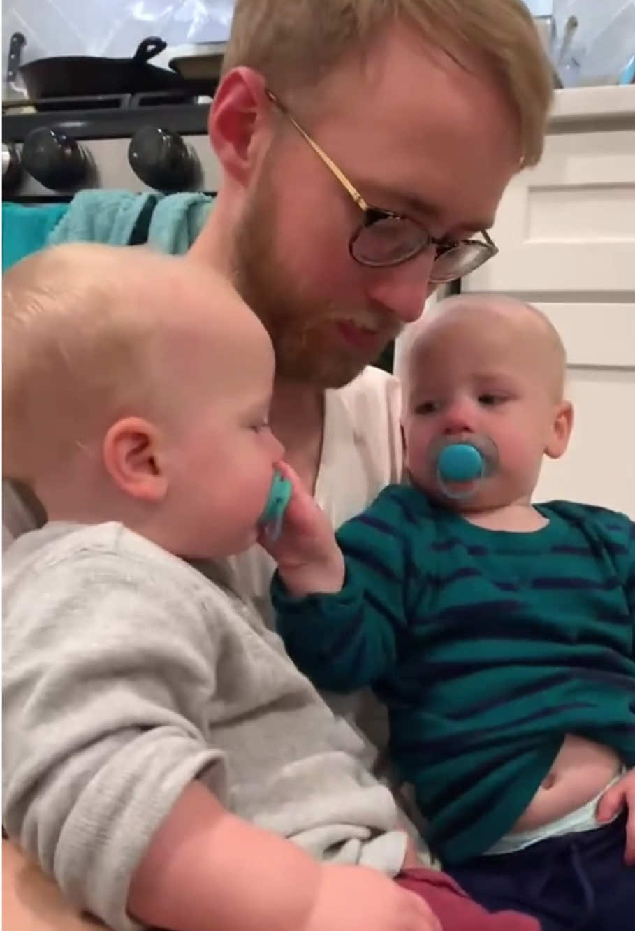Cute twins 🥰🥰#baby #cute #twins #cutebaby #babylove #babyfever #funnybaby #Love #babytiktok #babiesoftiktok #foryou #usa🇺🇸 