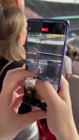 🎸 Nosebleed seats? No problem! With the Supersonic Edge 60 Pro camera zoom, I’m catching every Oasis moment from the back of Wembley like I’m front and centre. With shots this clear, these memories will Live Forever! Some Might Say it’s the best zoom ever 😉 What’s your go-to Oasis anthem? 🎤👇 #Edge60Pro #Oasis #MotorolaMoments #HelloMoto
