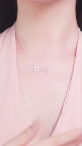 D0412 - Dây chuyền bạc Safety Pin ghim băng đính đá. Đeo em này thì auto chất chơi, sang mà ngầu luôn nha 🧷😎 #daychuyenbactlee #lactaybactlee #trangsuc #khuyentaibactlee #tleejewelry 