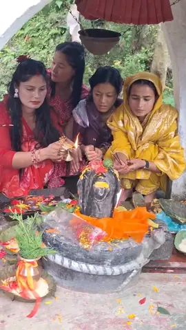 हरेक मन्दिरमा शिर झुकाएर मागेकाे मेराे  प्रार्थनालाई पूरा गरिदिनु है भगवान । 🙏🙏💕#Raju💚tika 