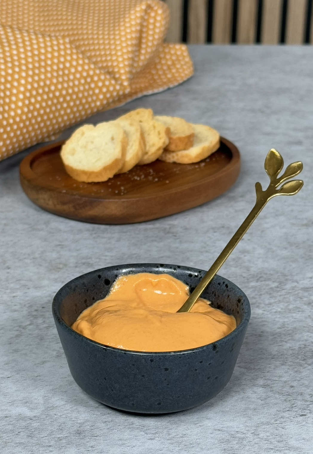 PATÉ CASERO 👇🏻👇🏻   con solo 4 ingredientes! Un aperitivo fácil, rápido y sabroso para untar con pan y disfrutar en cualquier momento. ♥️💾 GUÁRDATE esta receta y SÍGUEME 👇🏻👇🏻👇🏻👇🏻 @chefmspin.recetas ✅ ➖PATÉ CASERO➖ 📝 INGREDIENTES: 🔸 Anchoas – 1 lata // 40 g 🔸 Atún – 2 latas // 200 g 🔸 Queso crema – 1 cucharada // 60 g 🔸 Pimientos del piquillo – 3 ud // 50 g 🔥 ELABORACIÓN: ▪️1. Escurre bien las anchoas y el atún. ▪️2. Añade todos los ingredientes en un vaso triturador: anchoas, atún, queso crema y pimientos del piquillo. ▪️3. Tritura hasta obtener una mezcla homogénea y cremosa. ▪️4. Sirve el paté acompañado de pan, tostadas o tus snacks favoritos. 🔍 TIPS: 🔹 Acompaña con crujientes de pan o chips de patata. 🔹 Este paté se conserva en la nevera hasta 3-4 días. 🔹 También puedes usarlo como relleno de sandwiches o bocadillos fríos. ♦️INGREDIENTES PARA CUATRO PERSONAS♦️         ©️ Chef MSPín 🚀 ➖➖➖➖➖➖➖➖➖ #pate #untables #aperitivos #recetasrapidas #recetadeldía  #dip #fyp #AprendeConTikTok #cocinaentiktok #estudiantes 