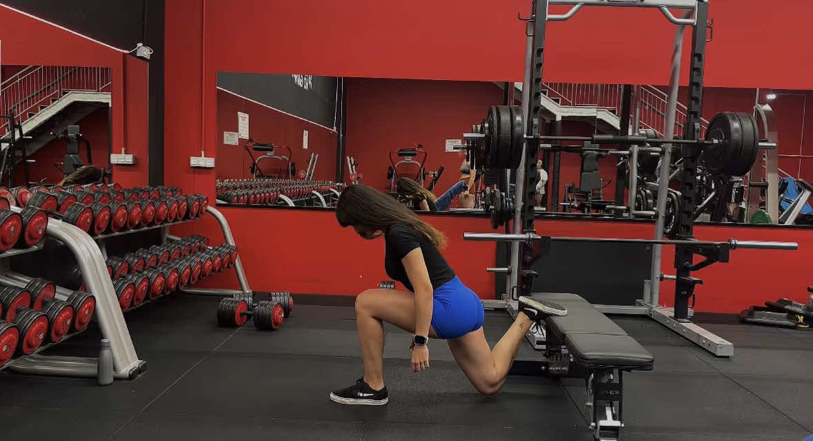 Sentadilla búlgara: tips para enfocarla en glúteos 🍑 o cuádriceps 💪 #bulgariansplitsquat #bulgaras #legday #GymTok #cuadriceps #gluteos 