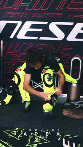 Ogni volta che Vale sale su una moto…🤩  📹 @daineseofficial  #valentinorossi #46 #vr46 #motogp #valeyellow46 #valentino #rossi #thedoctor #vale #valentinorossi46 #valentinorossifanclub #vr46tribe #valentinorossifans #vr46fans #motorcycle #racing #vr46tribe #italia #forzavale #soleluna #Motorsport #moto #forzavale46 #thedoctor46 #ildottore  #rossi46 #iostoconvale #yamaha #dainese #agv #mugello 