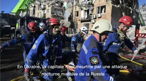 En Ukraine, la capitale Kiev meurtrie par une attaque nocturne massive de la Russie Europe Au moins quatorze personnes, dont trois enfants, ont péri dans la nuit de mercredi à jeudi après une attaque russe sur la capitale ukrainienne. L'administration militaire évoque une attaque de missiles et drones avec des dégâts dans plusieurs quartiers de Kiev, dont un immeuble d'habitation effondré. Le bâtiment de la mission de l'UE a été endommagé. Publié le : 28/08/2025 - 04:51 Modifié le : 28/08/2025 - 10:27 Par top média info du monde  Des sauveteurs ukrainiens sur le site d'un immeuble résidentiel fortement endommagé à la suite d'une frappe de missile russe à Kiev, le 28 août 2025. Des sauveteurs ukrainiens sur le site d'un immeuble résidentiel fortement endommagé à la suite d'une frappe de missile russe à Kiev, le 28 août 2025. © Genya Savilov, AFP Une importante attaque russe a visé Kiev dans la nuit de mercredi 27 à jeudi 28 août et fait au moins quatorze morts, dont trois enfants, selon les secours. Ces frappes russes interviennent au moment où les efforts diplomatiques engagés par Donald Trump pour tenter de mettre fin au conflit s'enlisent. Publicité Des journalistes de l'AFP ont entendu de puissantes explosions retentir dans la capitale et vu un missile être abattu, les débris incandescents retombant, tandis qu'ils ont entendu des sons évoquant également la présence de drones. Au total, la Russie a tiré 598 drones et 31 missiles balistiques et de croisière durant cette attaque, a recensé l'armée de l'air ukrainienne.  Des flammes et de la fumée s'élèvent dans la ville après des frappes de drones et de missiles russes, à Kiev, le 28 août 2025. De la fumée s'élèvent dans la ville après des frappes de drones et de missiles russes, à Kiev, le 28 août 2025. © Reuters, Vladyslav Sodelz 