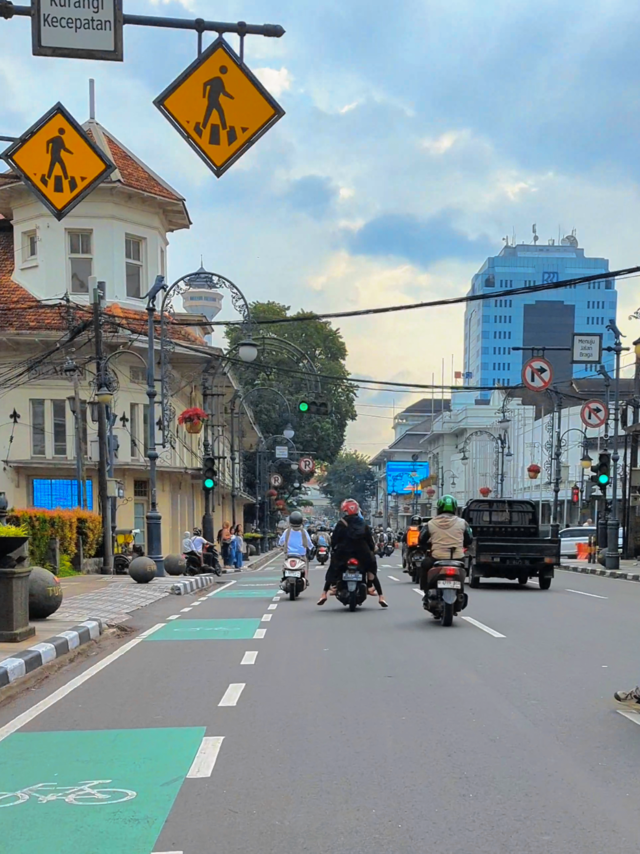 Vibes jalan Asia Afrika kota Bandung sore hari #asiaafrikabandung #bragabandung #bandungviral #bandung #bandunghits #bandunginfo #bandungbanget #bandungaesthetic #bandungvibes #explorebandung #bandungkotakembang #bandungcity #jelajahbandung #fyp #fypシ゚viral 