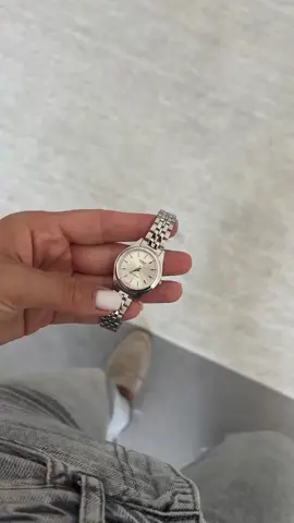 Gaya minimalis, kesan maksimal. Casio LTP-1129A-7ARDF siap lengkapi harimu, dari kantor hingga akhir pekan. #casio 