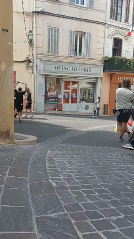 PBLV, Baptiste (Bryan Trésor) revient place du Mistral et retrouve Laura (Rachel Perrin). Tournage en extérieur, Allauch le 7 août 2025, Attention spoiler Plus Belle La Vie, encore Plus Belle  #Allauch #pblv #plusbellelavie #tf1 