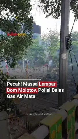 Rombongan pendemo dan aparat keamanan terlibat bentrok di sekitar Pejompongan, Jakarta Pusat, Kamis (28/8/2025). Massa aksi melempar batu, petasan hingga bom molotov. Sementara polisi membuat border dan menembakan gas air mata dan water canon untuk membubarkan massa sekaligus memadamkan api dari bom molotov. Situasi pun kian ricuh sehingga aparat keamanan masih berusaha menekan perlawanan. - Selengkapnya kunjungi website dengan klik link di bio atau download aplikasi di AppStore dan Google Play Store. #InilahNews #AksiDemo #DPR #Pejompongan #GedungDPR    