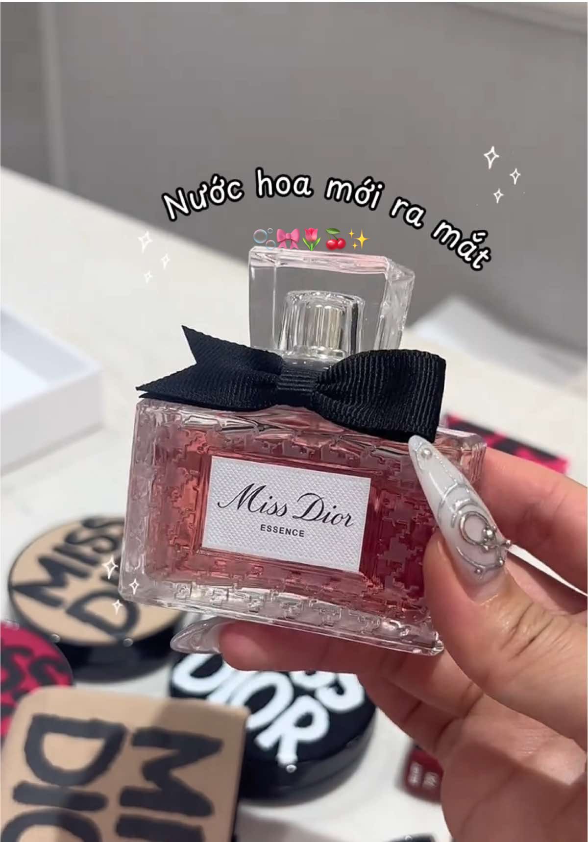 Bộ Sưu Tập mùa hè 2025 lần này hãng tung ra toàn son lì thôi. Có lọ nước hoa Miss Dior Essence kia ui nó thơm lắm í mn ✨🌷🌷✨#clien #review #missdioressence #sondior720 