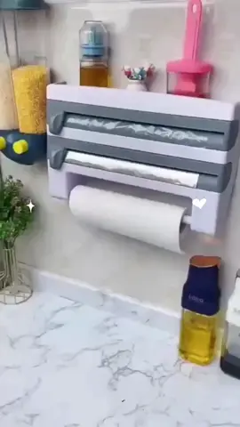 Olha esse achadinho que encontrei no TikTok Shop 😍✨ O Suporte 4 em 1 com cortador é perfeito para deixar a cozinha organizada, prática e sem bagunça. Ele guarda papel toalha, alumínio, plástico filme e ainda tem cortadores que facilitam muito no dia a dia. Um produto lindo, moderno e super útil para transformar sua cozinha! --- 🔖 #AchadinhosTikTok #CozinhaPrática #OrganizaçãoDeCozinha #CasaOrganizada #Facilidade