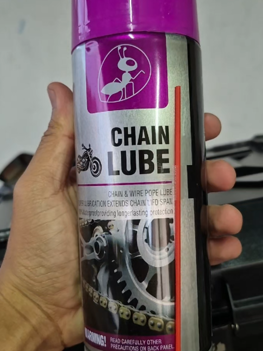 Guna spray rantai macam ni mudah nak bersihkan minyak2 di rantai pun nampak bersih lepas spray #sprayrantai #sprayrantaimotor #chainoil #spray 