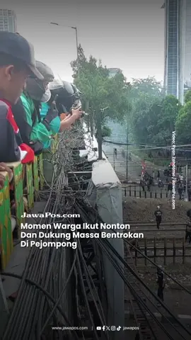 Momen tak biasa terjadi di tengah bentrokan antara aparat dengan massa aksi di Jalan Pejompongan, Tanah Abang, Jakarta Pusat, Kamis (28/8). Alih-alih menjauh, warga justru asyik menonton dari atas jembatan. Bahkan, sebagian dari mereka ikut memberikan dukungan kepada massa yang mayoritas pelajar dengan cara sederhana: membagikan air mineral. Di lokasi, sejumlah pengendara yang berhenti di jembatan terlihat melemparkan botol air mineral ke arah massa. “Nih air nih,” ujar salah seorang pengendara. Kebetulan, di sekitar lokasi ada pedagang asongan yang tengah menjual air mineral. Dagangan itu pun langsung ludes diborong warga untuk diberikan kepada massa. Baca selengkapnya di www.jawapos.com 