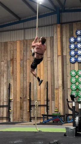 Training with friends 🫶🏻 Love to get out and about, check out Form in Leeds for a great CrossFit session 🙌🏻 #FitTok #crossfit #GymTok 