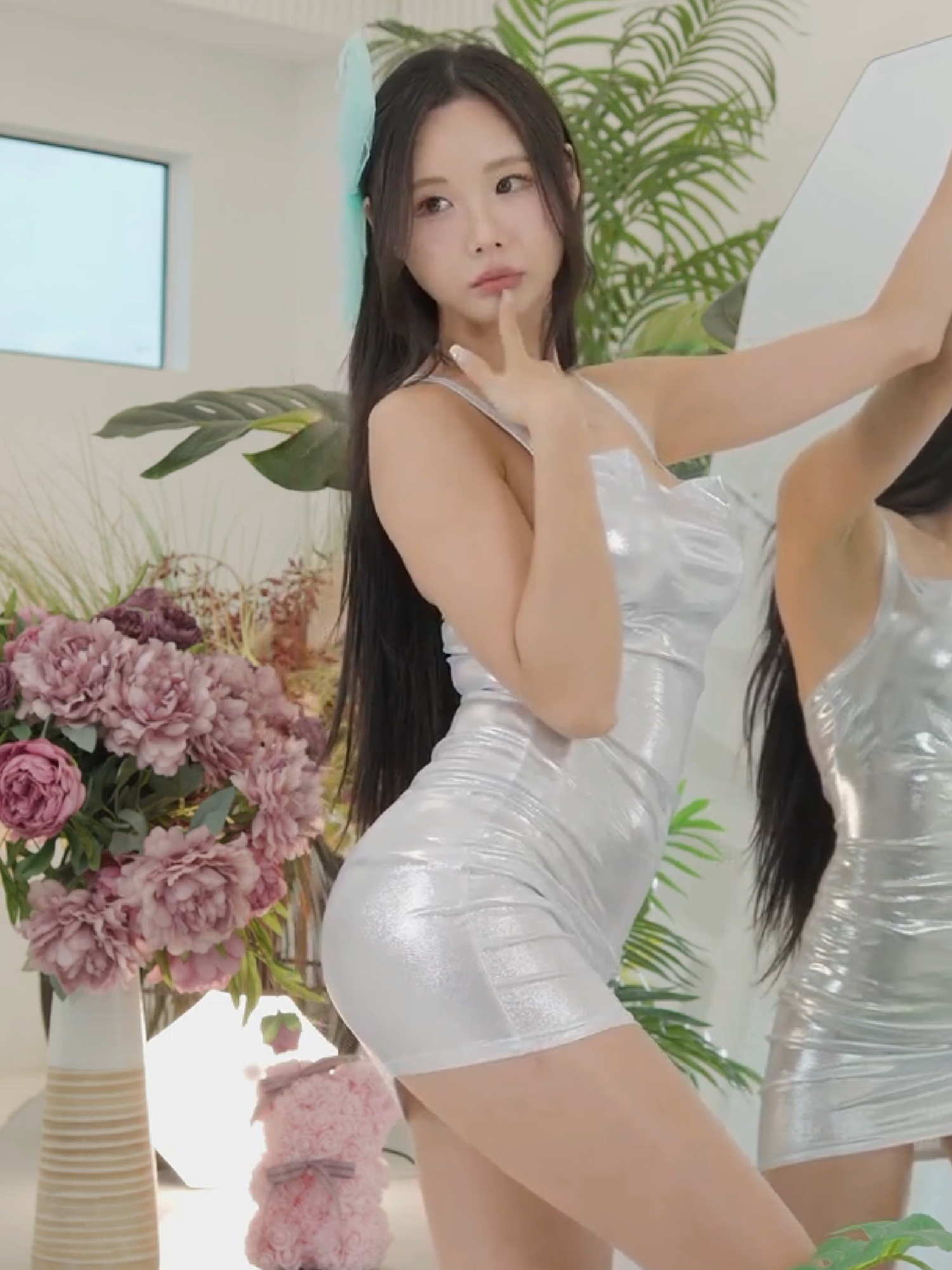 Silver Bodycon Dress Dance Part.2, Habin, Pocket Girls, 하빈, 포켓걸스 📸 감성적인 무드와 화보 스타일을 함께 담은 영상입니다. 일상 속 자연스러운 분위기와 모델의 시선, 감정을 중심으로 구성했으며, 스타일링뿐만 아니라 연출된 장면들이 어우러진 비주얼 콘텐츠입니다. 이 영상은 스타일링과 영상미 중심의 패션 아트 콘텐츠로, 감각적인 무드와 비주얼 스토리텔링에 초점을 두고 제작되었습니다. This video blends fashion styling with a cinematic visual concept. It presents an artistic and aesthetic perspective focused on mood, direction, and creativity.