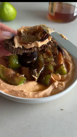 ✨ Chèvre fouetté au gochujang & figues grillées au miso ✨ Une idée de dip sucré salé original, à tartiner sur un bon pain frais 🥖  Ingrédients : 	•	150 g de chèvre frais 	•	2 c. à s. de yaourt grec 	•	1 c. à c. de gochujang 	•	Poivre 	•	6 grosses figues 	•	1 c. à s. de miso 	•	2 c. à s. de miel #figues #fig #chevrefouette #gochujang #miso 