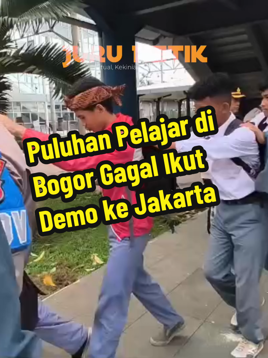 Satgas Pelajar Kota Bogor bersama jajaran Polresta Bogor Kota mengamankan puluhan pelajar yang hendak mengikuti demo di Gedung DPR/MPR RI, Jakarta pada Kamis, 28 Agustus 2025. Ketua Satgas Pelajar Kota Bogor, Martin mengatakan, sejak pagi pihaknya melakukan antisipasi pengamanan di sejumlah titik. Hasilnya, sekitar 60 pelajar berhasil diamankan. #demo #polrestabogorkota #satgaspelajarkotabogor #bogor #juruketik 