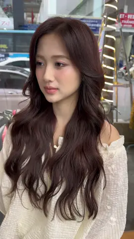 Ở Việt Nam uốn sóng nước không  bông xù tóc trung  bình chắc chì có vài người ! Tóc ngang lưng uốn lơi nhuộm nâu trầm sang đỉnh .!